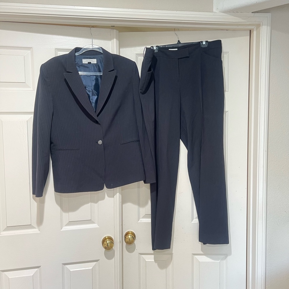 Tahari Arthur  2pc Black  Stripe Pant Suit Women Size 16 Business Career Office